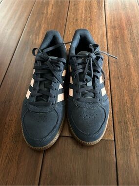 Women’s Adisas Sneakers with Pink Stripes